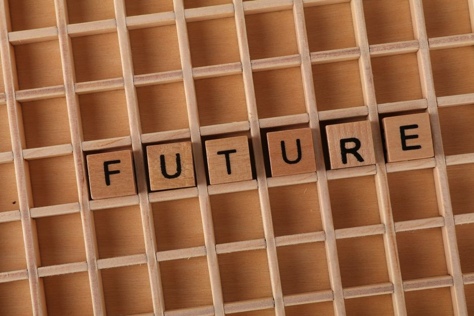 Lettere di legno formano la parola FUTURE in una griglia di legno, simboleggiando il futuro del latino nelle scuole medie.
