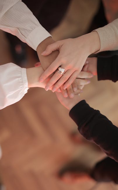 Mani unite simbolo di collaborazione e unicità, focus su interessi ristretti e passione condivisa per il successo del team