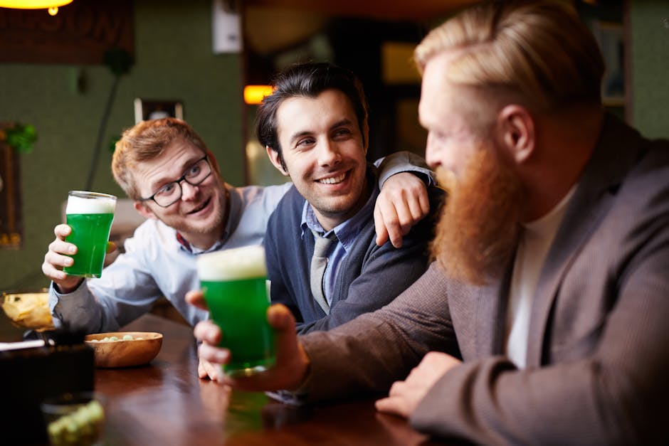Celebrazione San Francesco d'Assisi: amici brindano con birra verde in un pub, festeggiando il Patrono d'Italia il 4 ottobre