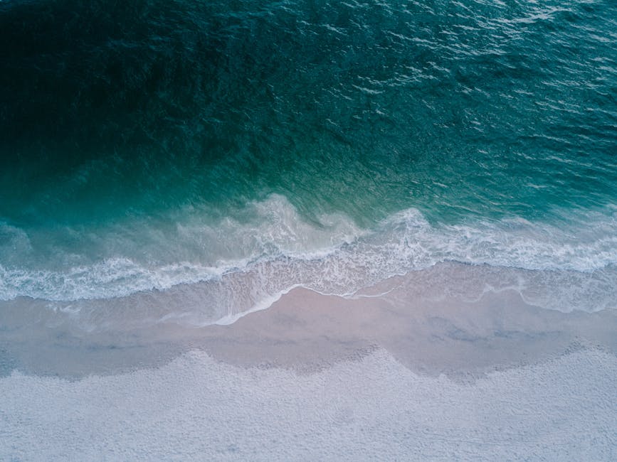 Spiaggia incontaminata vista dall'alto, metafora di rifugi sicuri e paradisi fiscali per la gestione del patrimonio globale.