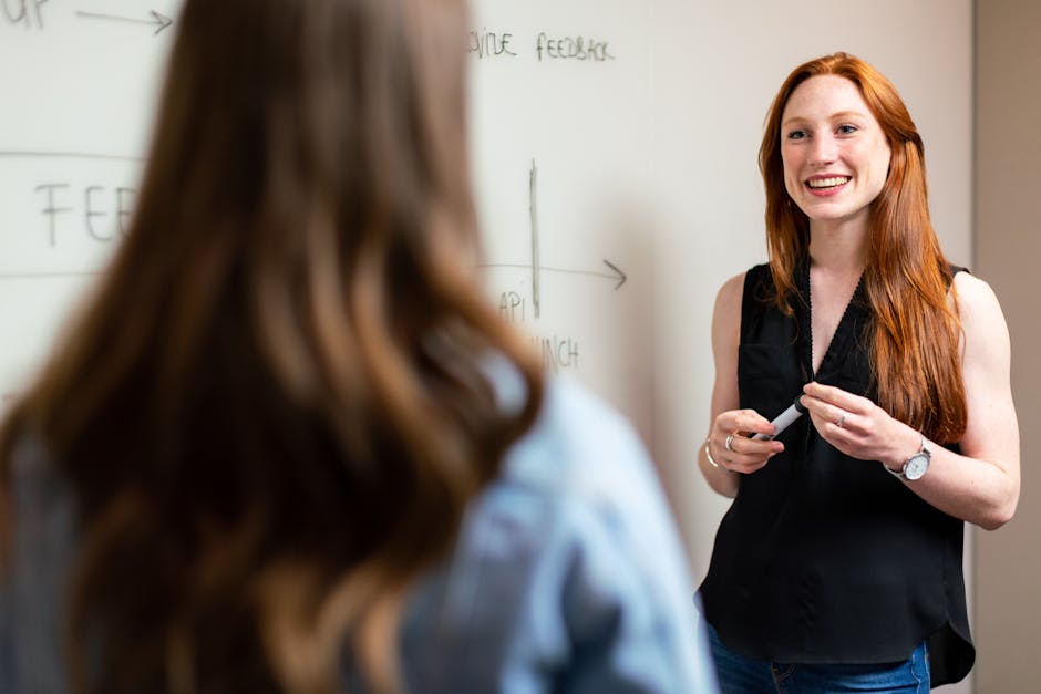 Insegnante spiega l'assessment formativo unico con feedback costante per l'apprendimento attivo degli studenti in classe