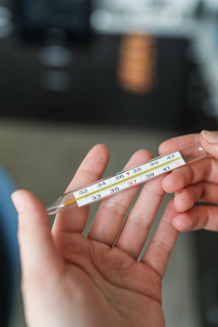 Termometro Celsius Fahrenheit in mano: conversione temperatura facile con convertitore online per risultati rapidi e precisi.