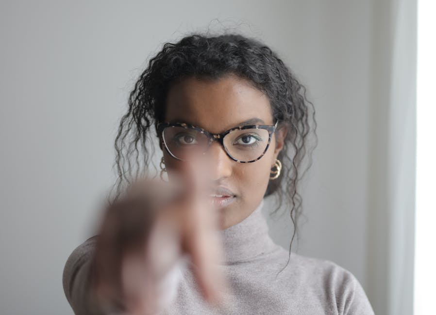 Donna con occhiali che indica: guida alla creazione di una prova equipollente efficace per la valutazione delle competenze