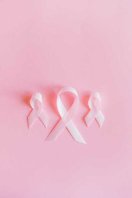 Tre nastri rosa su sfondo rosa simbolo della lotta contro il cancro al seno e sostegno alla Flotilla Sumud