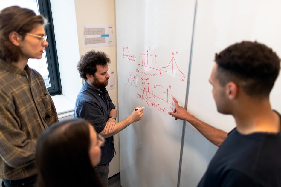 Studenti di ingegneria collaborano su equazioni alla lavagna, esempio di disparità di genere nelle facoltà STEM e scienze umane.
