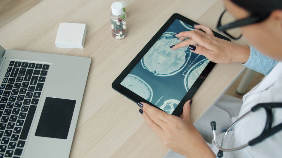 L'impatto neurologico e scolastico dell'iperstimolazione digitale: i dati sulla materia bianca e il rendimento degli studenti