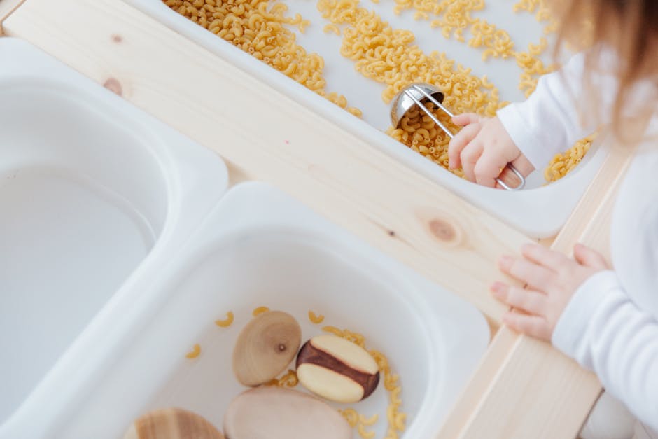 Bambina gioca con pasta e materiali Montessori in un corso di differenziazione didattica autorizzato dal MIM per insegnanti.