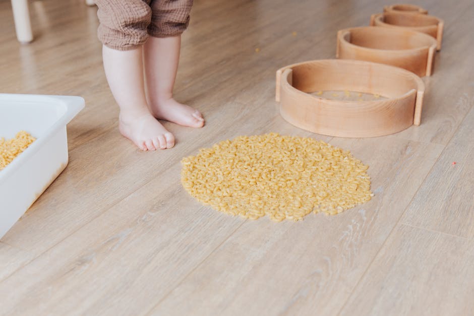 Bambino gioca con pasta e materiali Montessori: confronto approcci educativi Montessori e tradizionale per lo sviluppo infantile