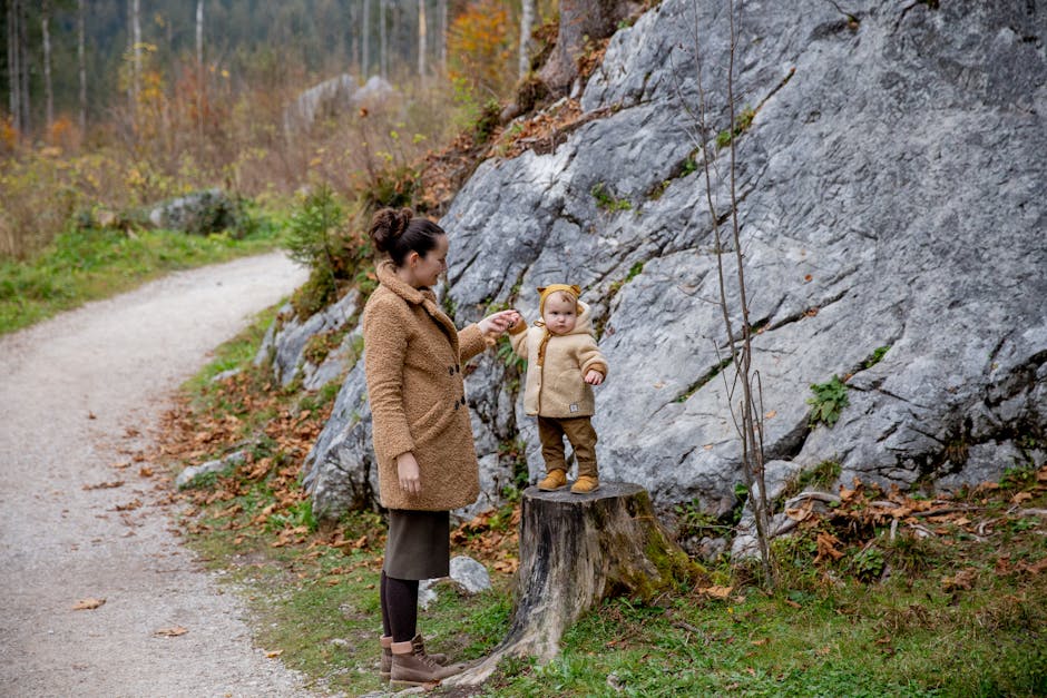 Madre e bambino in natura: un'armonia di suoni e silenzi che ispira l'espressione musicale e la crescita personale.
