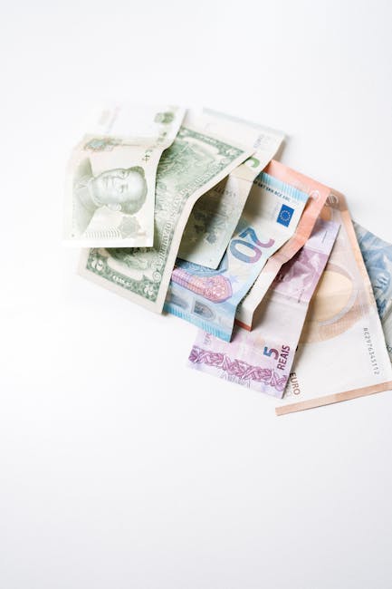 Aumento pensioni 2026: banconote di diverse valute (euro, dollaro, yuan, real) simboleggiano il potere d'acquisto dei pensionati.