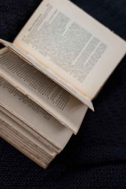 Libro aperto con pagine ingiallite, metafora di studio e preparazione al concorso PNRR 3 con Anief e Cozzetto.