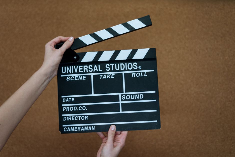 Clapperboard per riprese: dibattito su diritto allo studio, dispersione scolastica e dati ufficiali.