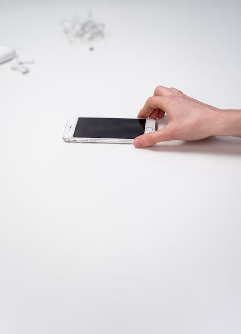Iscrizione online tramite smartphone: mano che tiene il telefono per completare la procedura di registrazione guidata.
