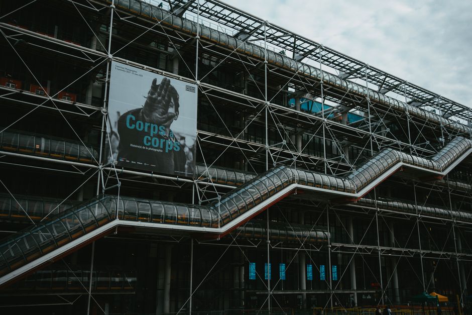 Crisi scolastica in Francia: il piano del governo per la riapertura dei licei e il nuovo regime di responsabilità