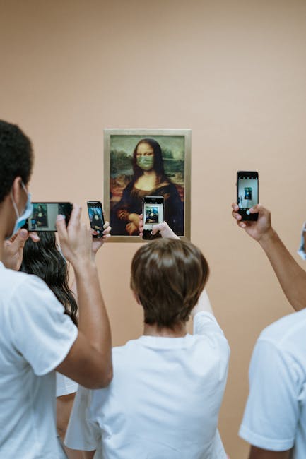 Turisti fotografano la Gioconda con mascherina, simbolo di un mondo in cambiamento e nuove classificazioni sanitarie globali ICD-11.