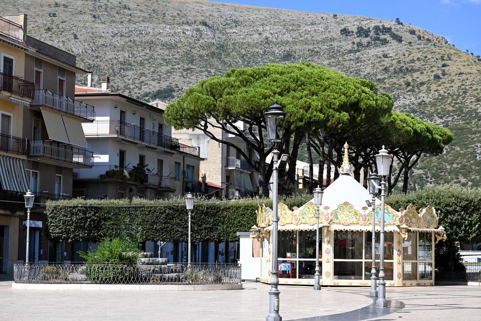 Immagine di un parco giochi con giostra e fontana, simbolo di cittadinanza ambientale e sostenibilità nelle scuole.