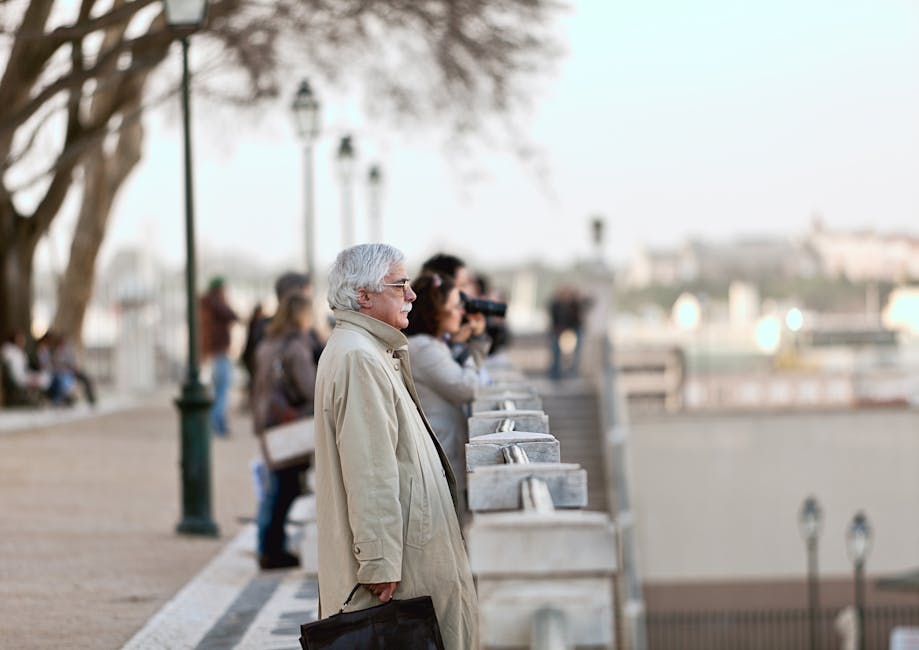 Uomo pensieroso con valigetta che osserva il panorama urbano, metafora visiva del calcolo del volume quadrato e della sua applicazione pratica