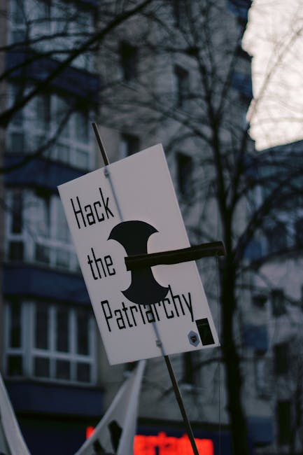 Cartello Hack the Patriarchy durante lo sciopero Flc Cgil del 9 marzo per la parità di genere e contro il patriarcato.