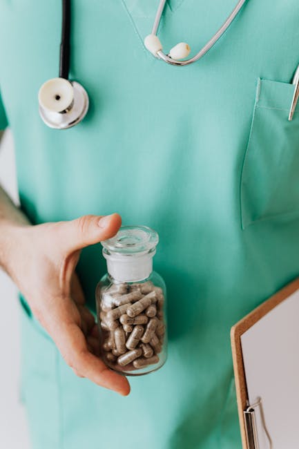 Medico con camice verde e stetoscopio tiene in mano un barattolo di pillole, simbolo del Sistema Diagnostico Unico
