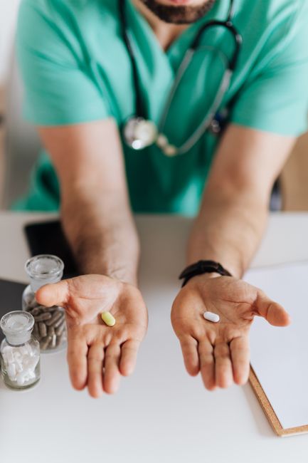 Docente supplente con pillole in mano: differenze malattia contratti lunghi e brevi