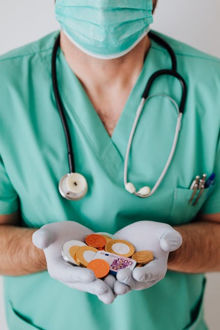 Medico con mascherina che tiene in mano euro e monete, simbolo di costi sanitari e bilancio della salute aziendale