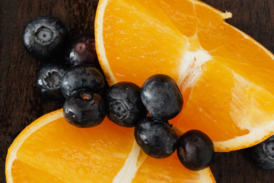 Merenda sana nonni nipoti: primi piani di mirtilli freschi e succose fette d'arancia, ideale per una pausa nutriente e gustosa.