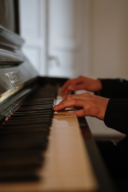 Mani che suonano il pianoforte a coda, benefici dell'educazione musicale e sviluppo cognitivo nella vita quotidiana, apprendimento musicale.
