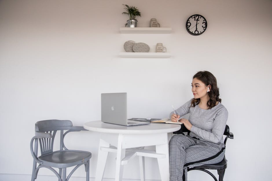 Donna che studia con laptop e cuffie per FAD Servizio Civile, opportunità di apprendimento a distanza e crescita personale