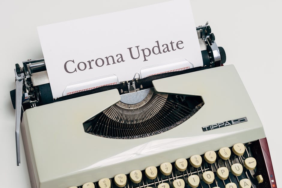 Macchina da scrivere vintage con foglio 'Corona Update', metafora aggiornamenti personale ATA e newsletter Mondo ATA gratuita.