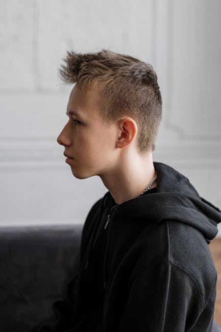 Illustrazione concettuale dei lati consecutivi: un giovane pensieroso riflette sulle implicazioni geometriche e le loro applicazioni pratiche.