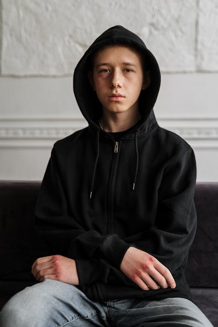 Giovane con lividi, simbolo dell'aumento dei condannati per violenza di genere e della necessità di interventi preventivi e riabilitativi.