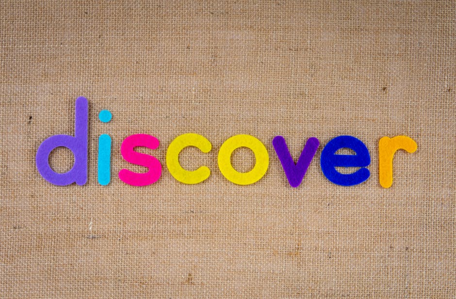 Parola Discover colorata su sfondo di iuta, metafora per la scoperta di stili di apprendimento nella didattica differenziata.