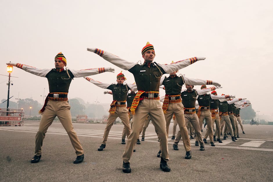 Addestramento militare in accademia: cadetti in uniforme durante esercizio fisico all'aperto per la preparazione alla difesa nazionale.