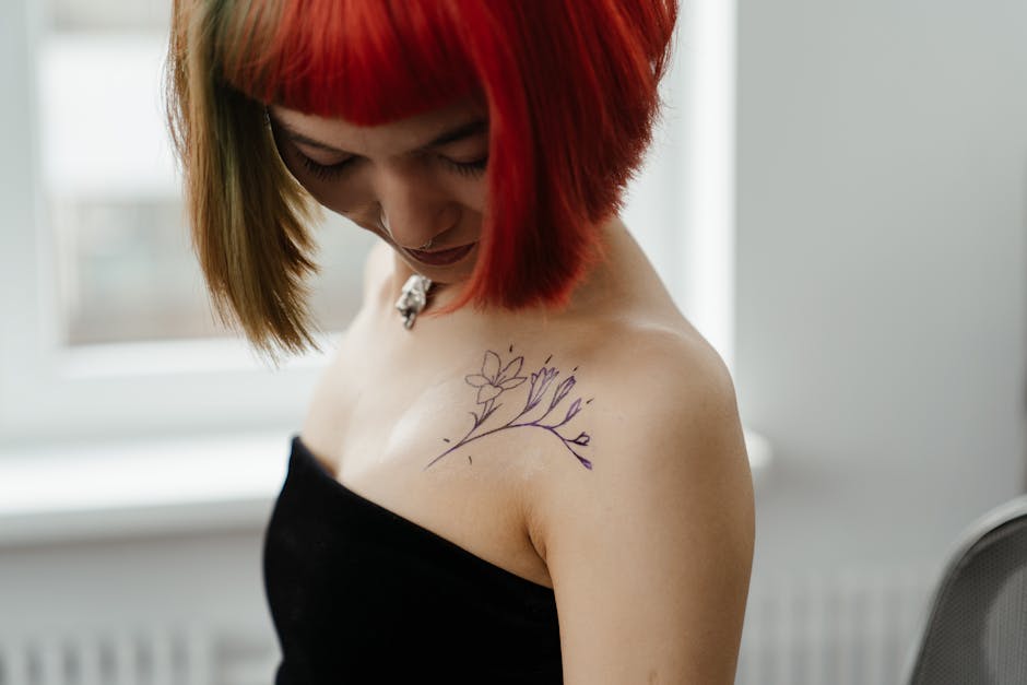 Donna con tatuaggio floreale sul petto, concetto di cerchio e armonia nelle forme naturali, applicazione pratica della geometria.