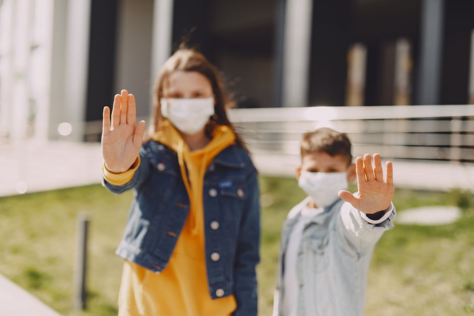 Sicurezza estiva per bambini e adolescenti: norme contro caldo, annegamenti e quad