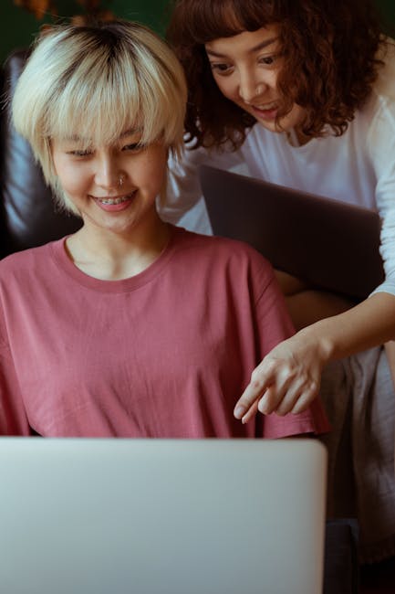 Due studentesse collaborano al computer per prove equipollenti DSA, strategie innovative di supporto e inclusione scolastica