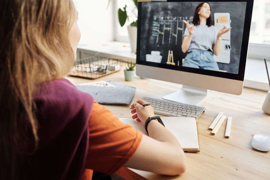 Ragazza che segue una lezione online con tutor, vantaggi dell'apprendimento personalizzato e flessibile con tutor online esperti.