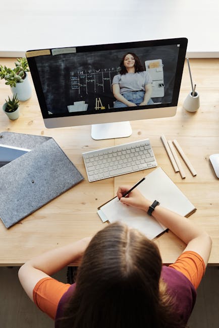 Studente che si prepara alle Prove Invalsi online seguendo una lezione a distanza e prendendo appunti sul quaderno.