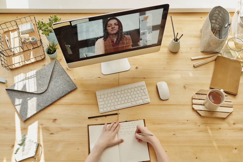 Insegnante in videoconferenza che corregge compiti a casa, riflettendo la soddisfazione lavorativa nonostante le sfide salariali