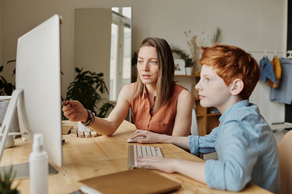 Madre che aiuta il figlio a organizzare il diario scolastico al computer, guida pratica per bambini e genitori