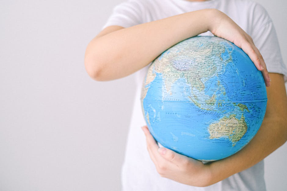 Persona che abbraccia un mappamondo: metafora del mondo interiore nell'analisi psicanalitica e comprensione profonda