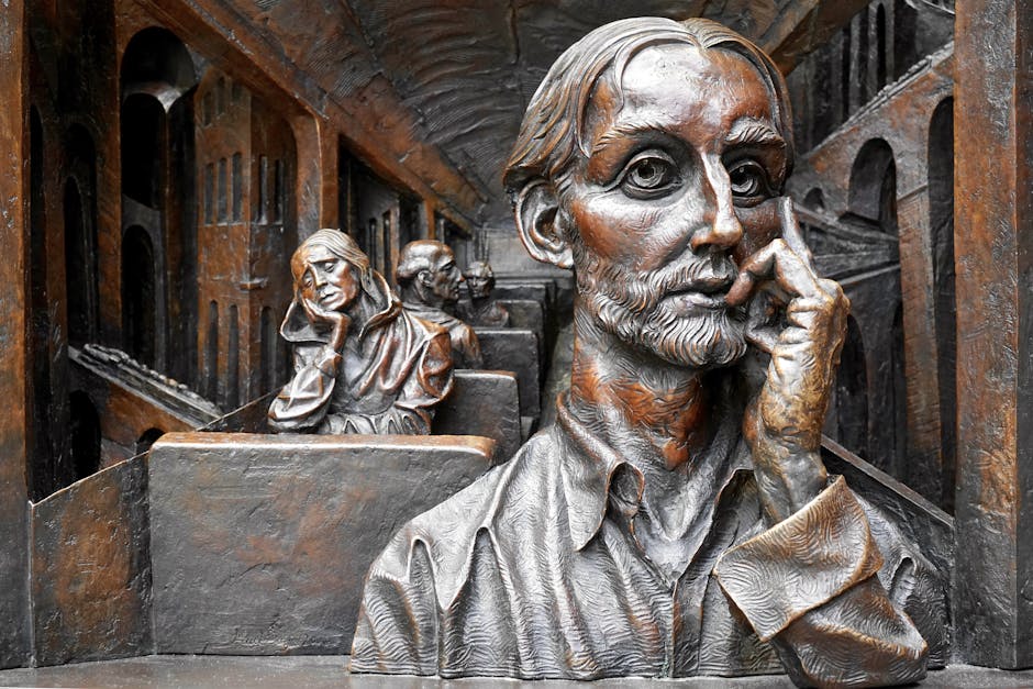 Scultura monumentale di Petrit Halilaj a Dogliani: dettaglio del bassorilievo con figure umane pensierose in un'aula trasformata.