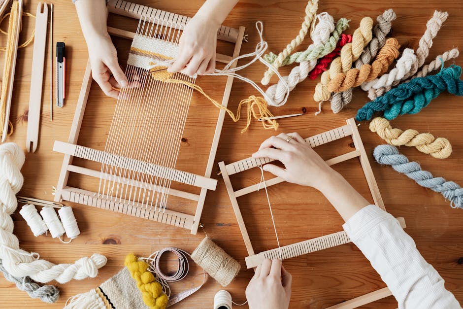 Telaio in legno con fili di diversi colori per la creazione di tessuti e materiali, focus sulla corda circonferenza.