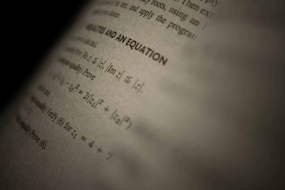 Pagina di libro con formule matematiche, focus su equazioni e disuguaglianze, essenziale per la statistica matematica e la scienza dei dati.