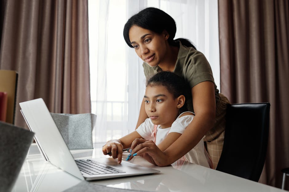 Tutoring scolastico: madre e figlia studiano insieme al computer per un apprendimento efficace e personalizzato a casa