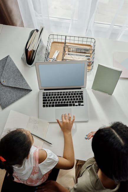 Preparazione concorso docenti PNRR: bambina studia al computer con quaderno e appunti, guida e FAQ ministeriali