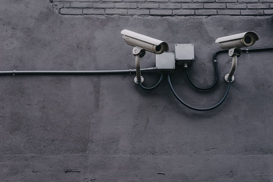 Telecamere di sorveglianza su muro grigio: trasparenza PA e tutela della privacy dei cittadini secondo il Garante