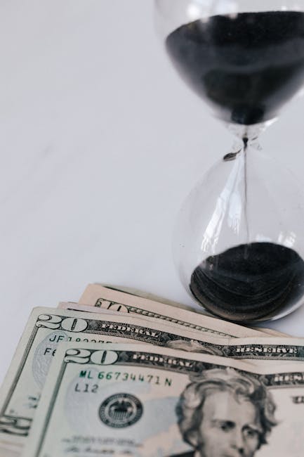 WACC e gestione del tempo: clessidra e banconote da 20 dollari simboleggiano il costo del capitale e le decisioni finanziarie aziendali