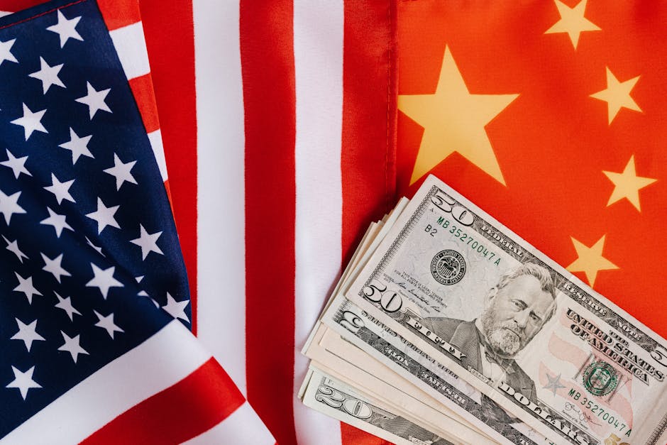 Bandiere di Stati Uniti e Cina con dollari USA, simbolo del commercio globale e delle relazioni economiche internazionali.