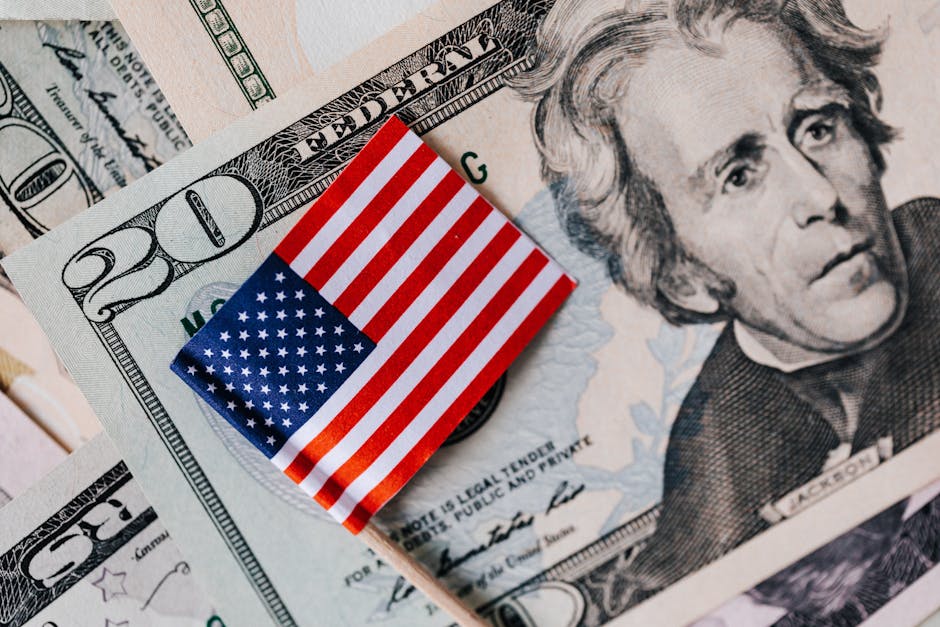 Dollari americani e bandiera USA: impatto della Federal Reserve sull'economia globale e le politiche monetarie statunitensi.
